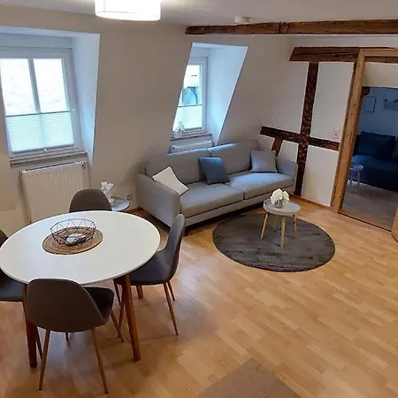 Zentrale Altbauwohnung Mit Flair *